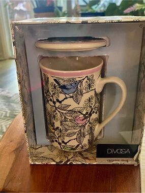 Java mug with lid, colorful birds on cream colored mug